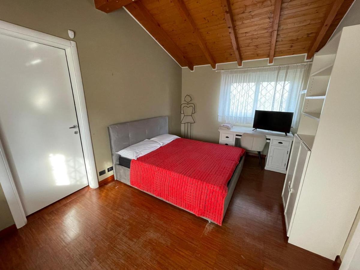 Lussuosa Villa Vicino Alla Stazione Caronno Pertusella Экстерьер фото