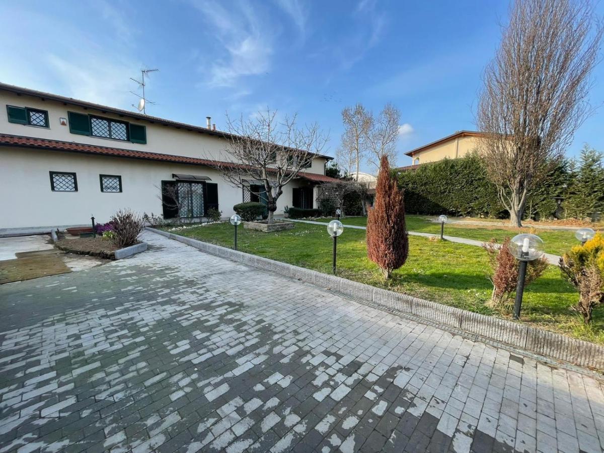 Lussuosa Villa Vicino Alla Stazione Caronno Pertusella Экстерьер фото